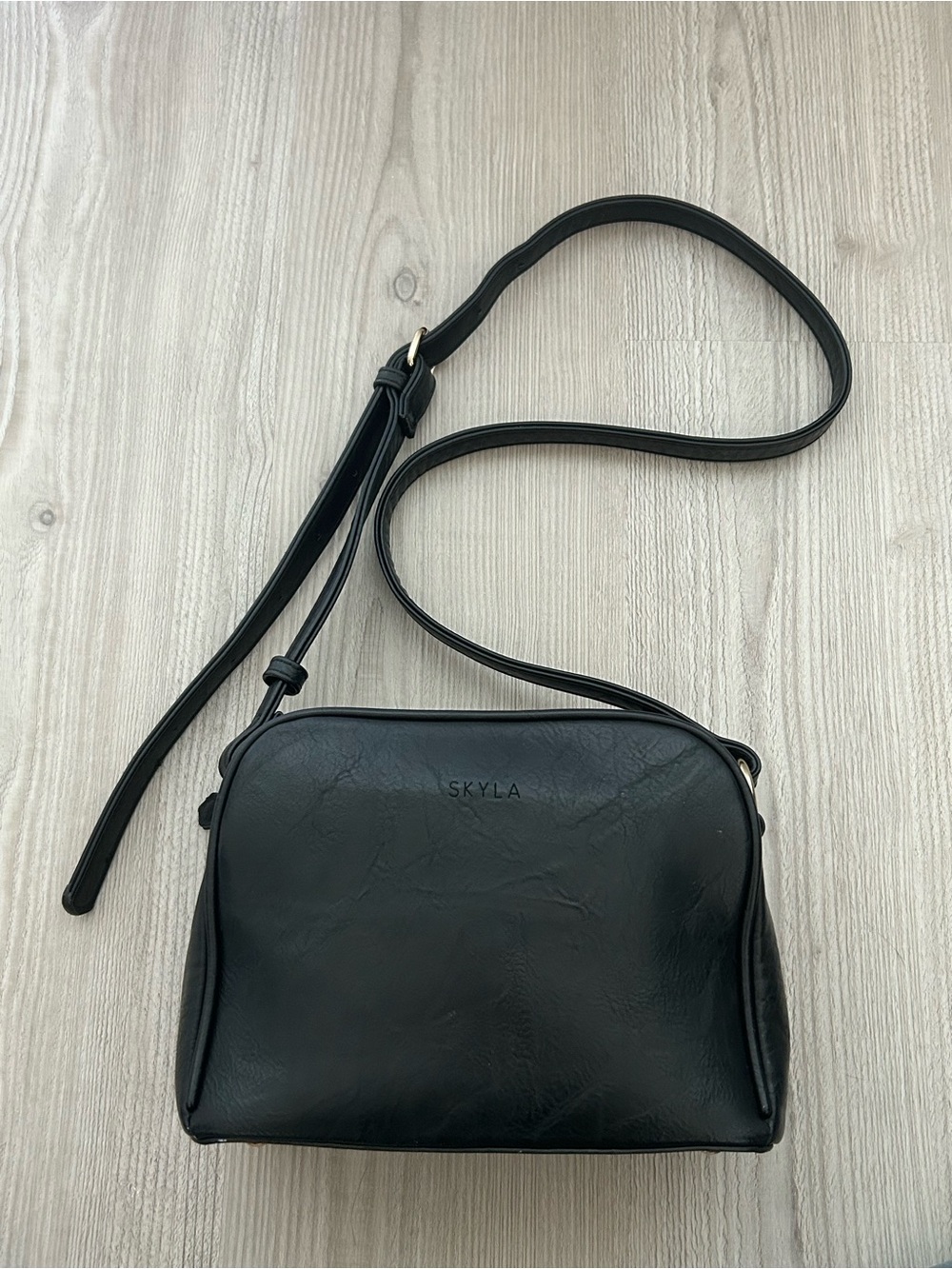 Skyla crossbody adjustable strap leather bag